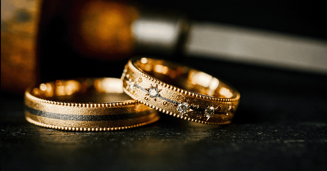Goldringe-tantalum-trauringe Trauringpaar 750 Gelbgold mit Tantal Einlage und Diamanten in der Sternfassung